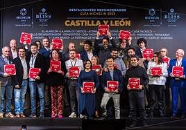 Organizadores y premiados posan con las placas.