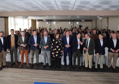 Imagen secundaria 1 - Luis Tudanca charla con el presidente del Senado, Ander Gil, y la eurodiputada Iratxe García. Foto de familia del PP en su sesión interparlamentaria, en Palencia. Debajo, Tudanca se dirige al comité autonómico del PSOE.