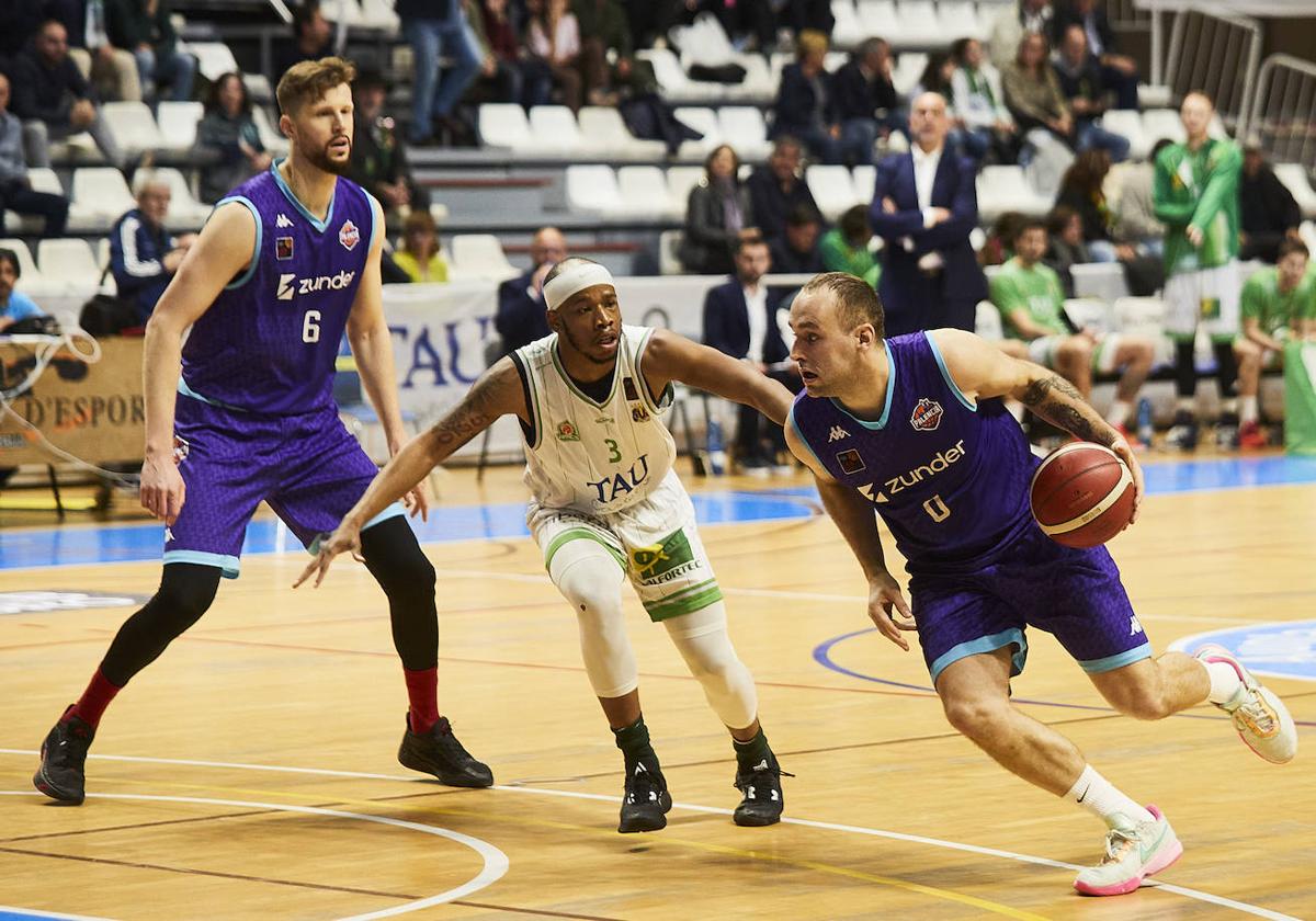 Schmidt dirige la jugada ante Alley, ante la mirada de Rozitis, este viernes en el Ciutat de Castelló.