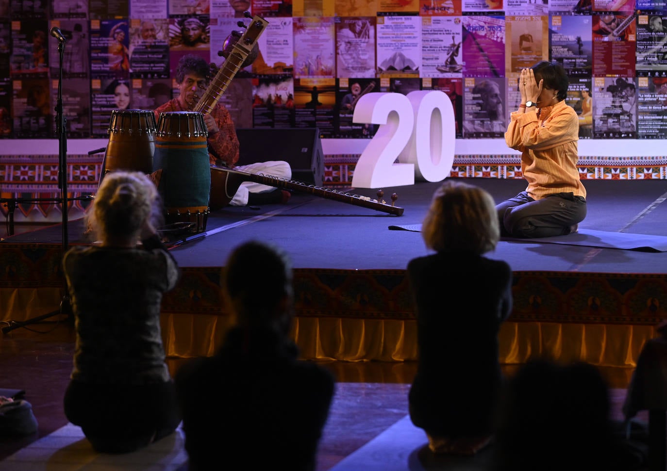 Clase de de yoga, con la música de sitar, en la Casa de la India.