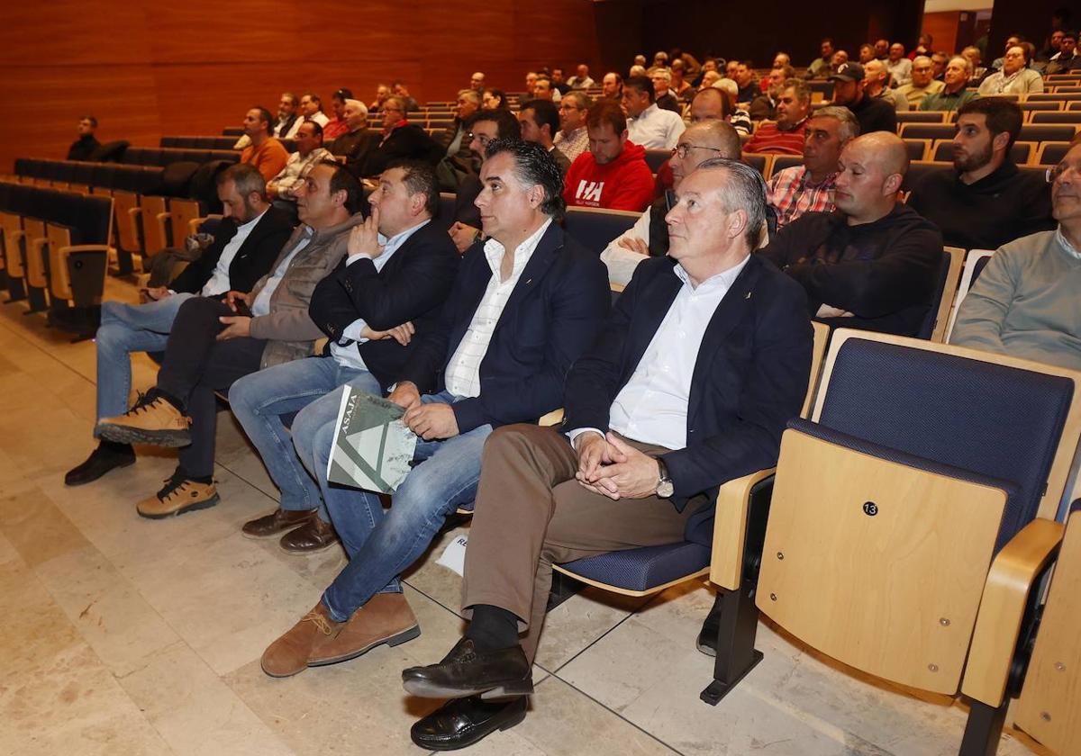 Donaciano Dujo y José Luis Marcos, en primer término, atienden las explicaciones de las cuentas.