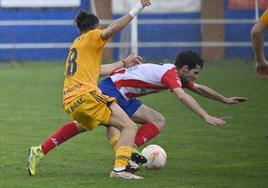 Un jugador del Tordesillas cae en presencia de un rival.