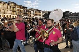 Tres peñafienenses tocan sus instrumentos de viento metal en la Plaza del Coso en una edición anterior.