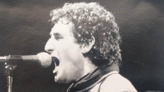 Imagen antes - Miguel Ríos, en su concierto vallisoletano en de 1982 y en una foto un recital reciente.