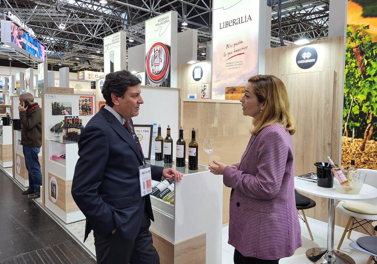 Carlos Fernández Carriedo visita el stand de la Junta de Castilla y León en la feria ProWein.