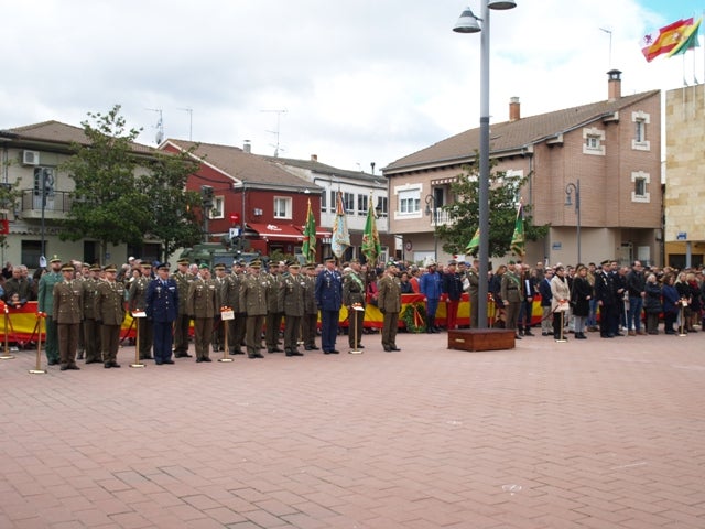 Homenaje a la bandera nacional en Pedrajas de San Esteban