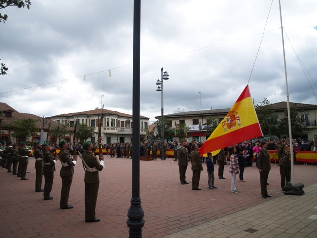 Homenaje a la bandera nacional en Pedrajas de San Esteban