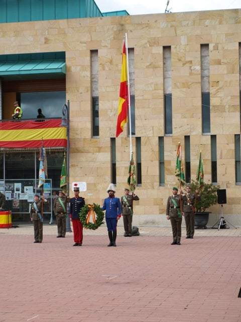 Homenaje a la bandera nacional en Pedrajas de San Esteban