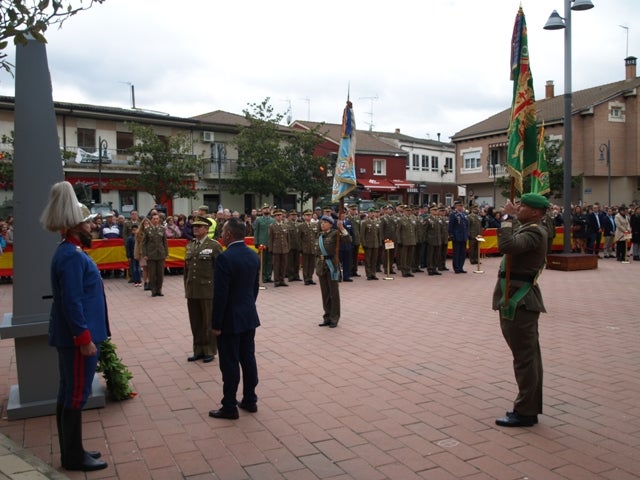 Homenaje a la bandera nacional en Pedrajas de San Esteban