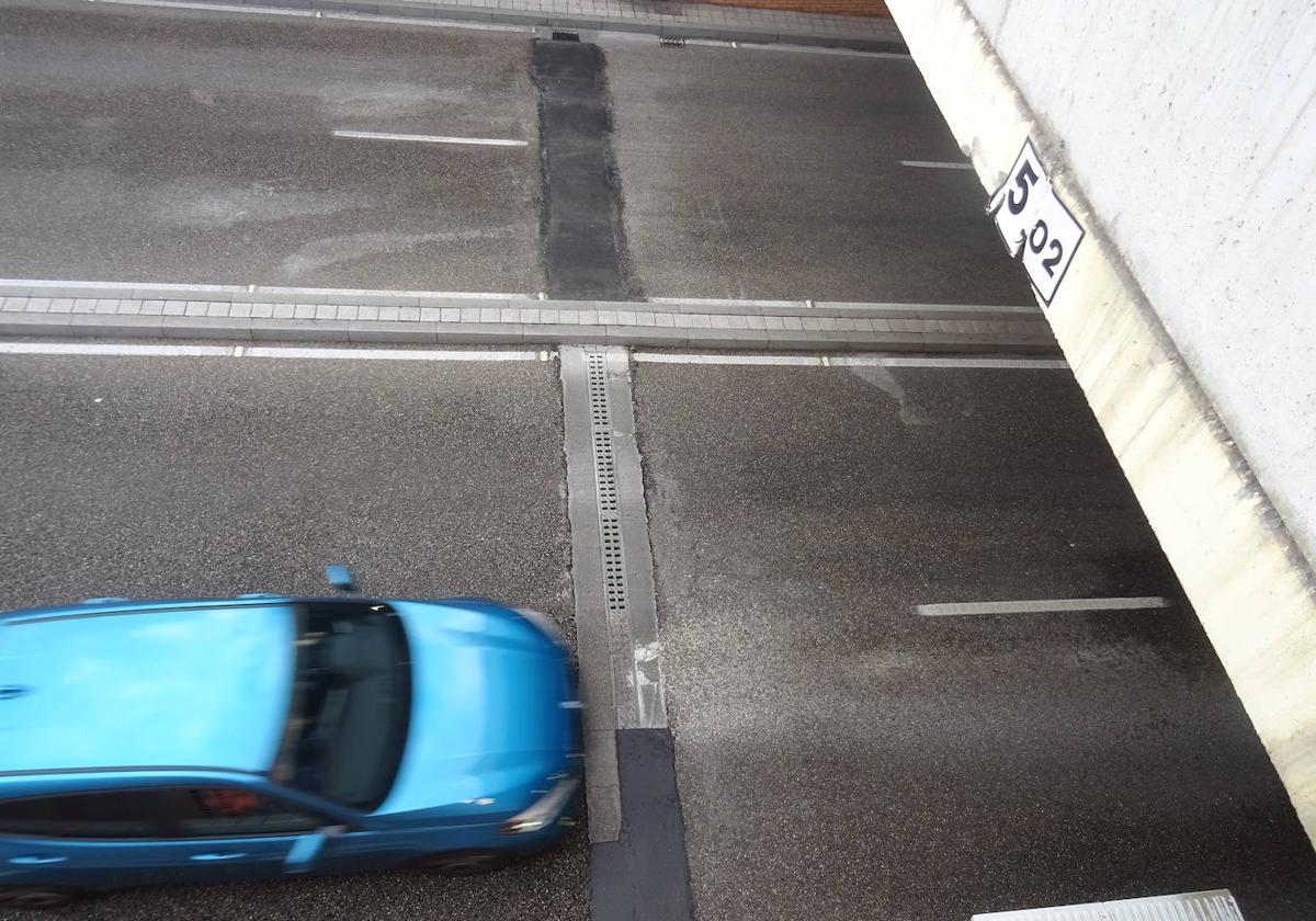 Rejilla, aún por retirar, de los dos carriles del túnel de la avenida de Salamanca (hacia La Victoria) que se cortarán a partir del lunes.