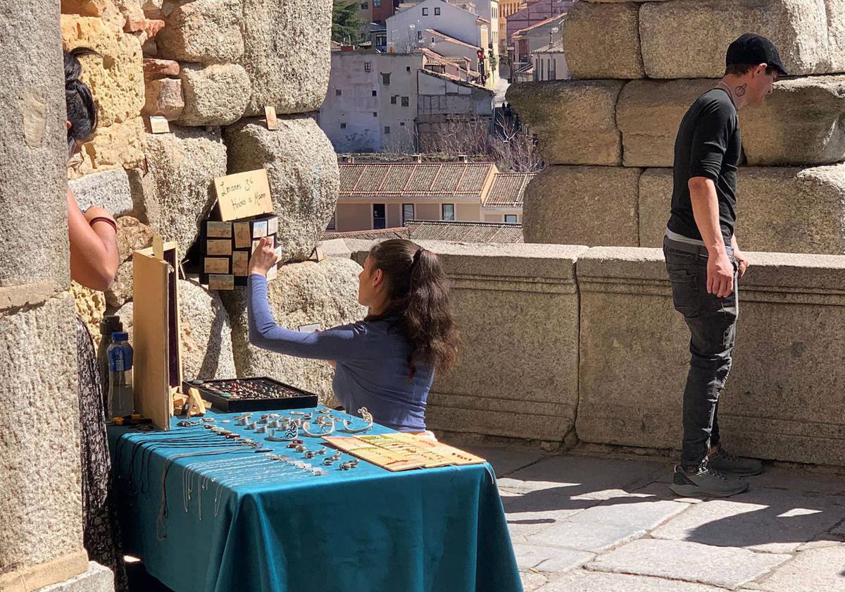 Una persona vende suvenires y otros objetos en el Acueducto.