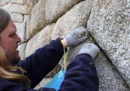 Labores de limpieza en el Acueducto de Segovia