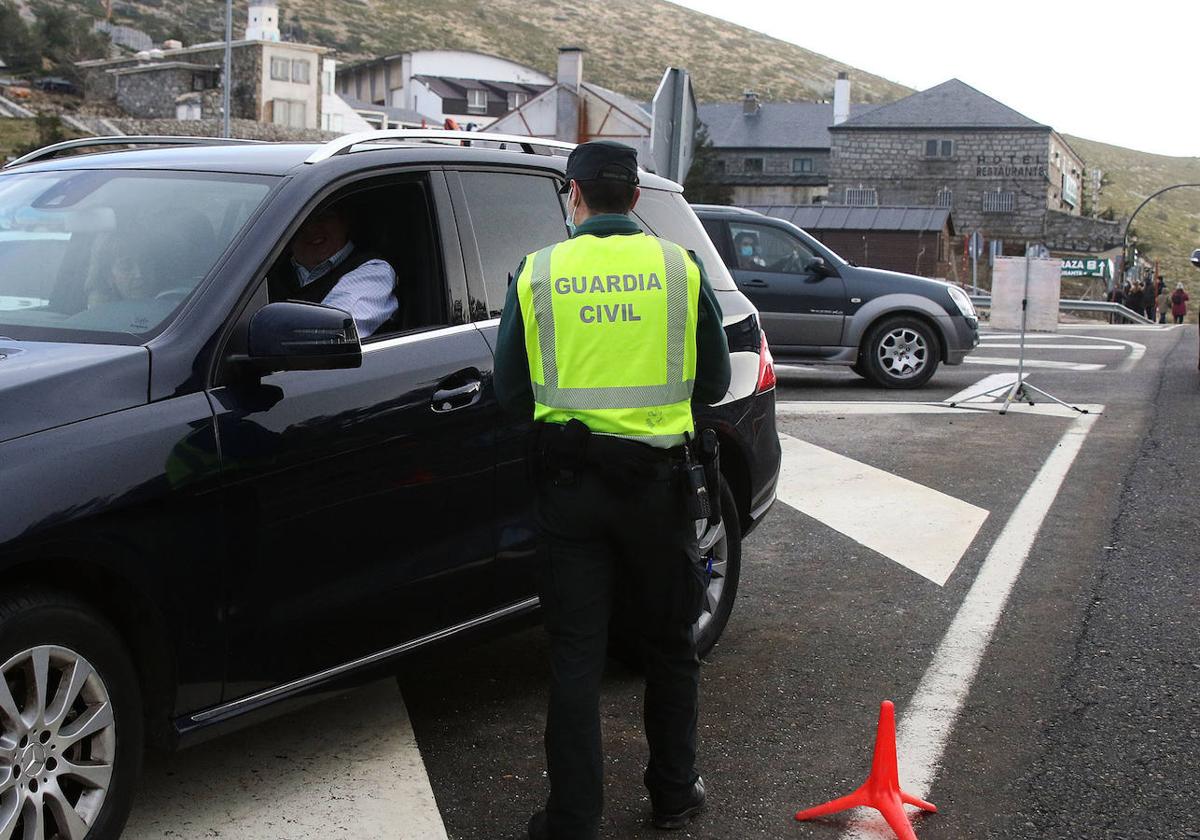 Control de la Guardia Civil de Tráfico en Navacerrada.