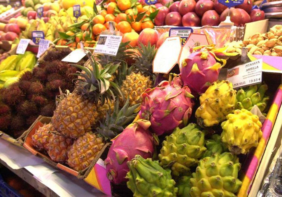 Puesto de fruta con Pitahayas en el Mercado Central