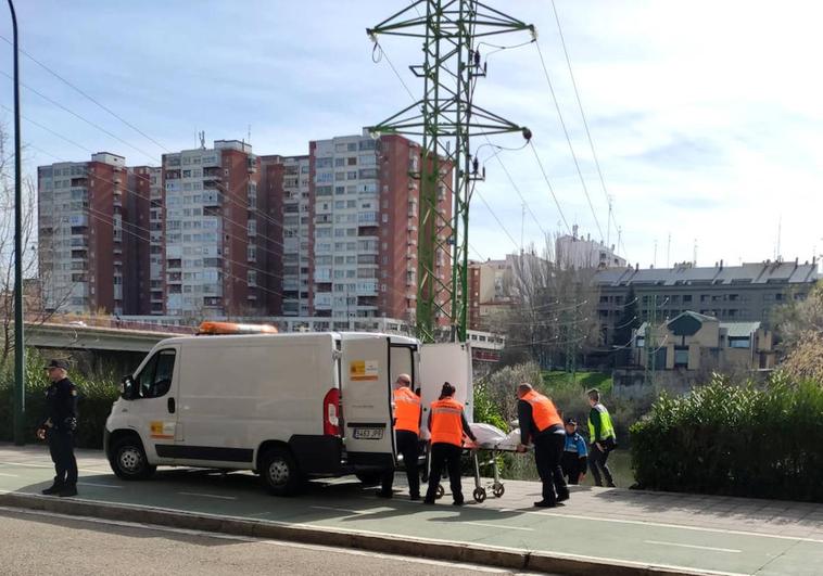 Miembros del servicio forense se encargan de retirar el cadáver de la ribera del Pisuerga.