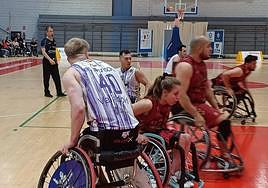 Los jugadores toman posiciones en la zona.