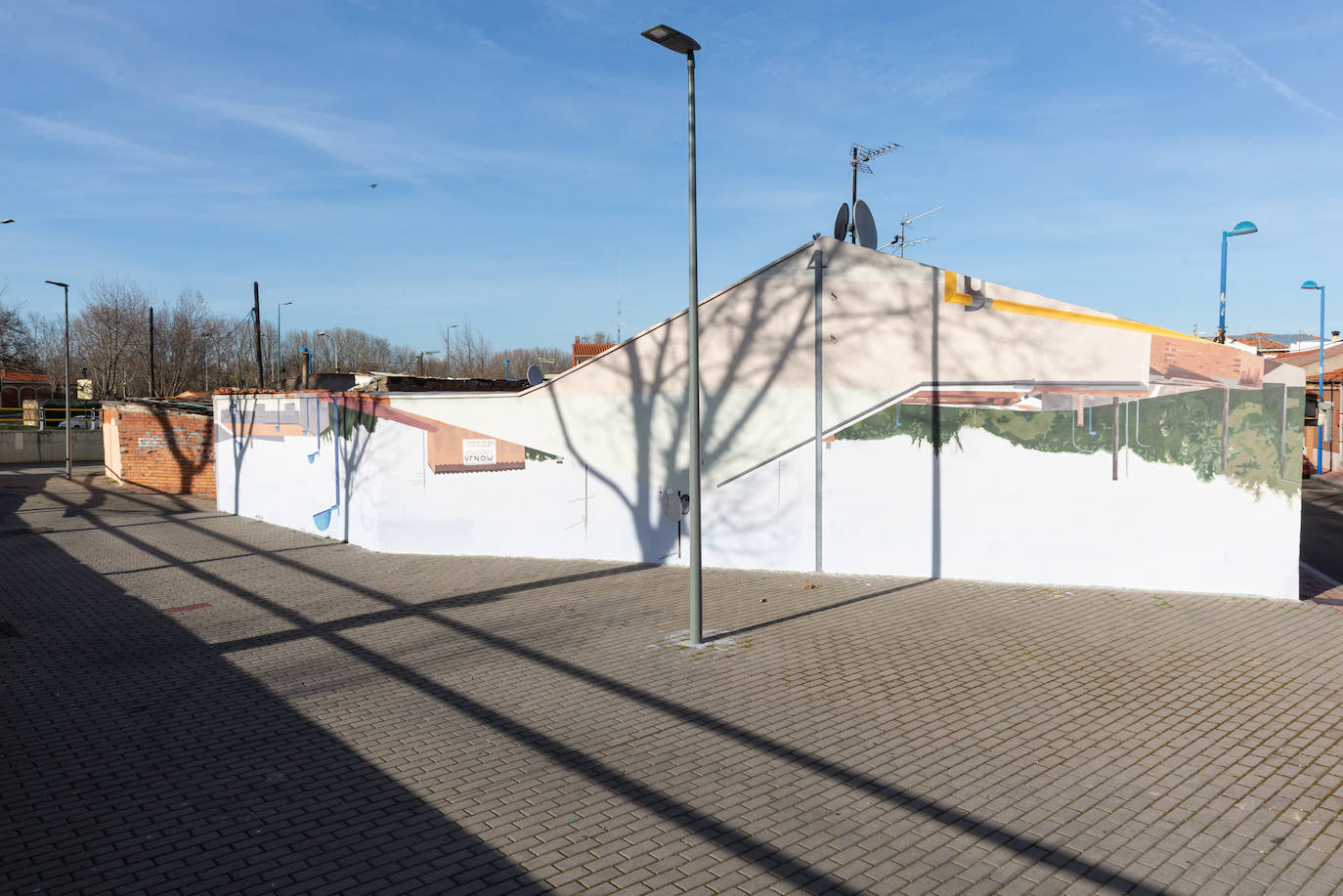 'Autorización, nueva normalidad y horizonte', de Ampparito, ha dejado su huella en el Barrio España. Este mural es una reflexión a la nueva normalidad pospandemia, juega con los elementos urbanos y la perspectiva e invita a reflexionar sobre qué es la realidad, por qué está ahí y por qué de esa forma.