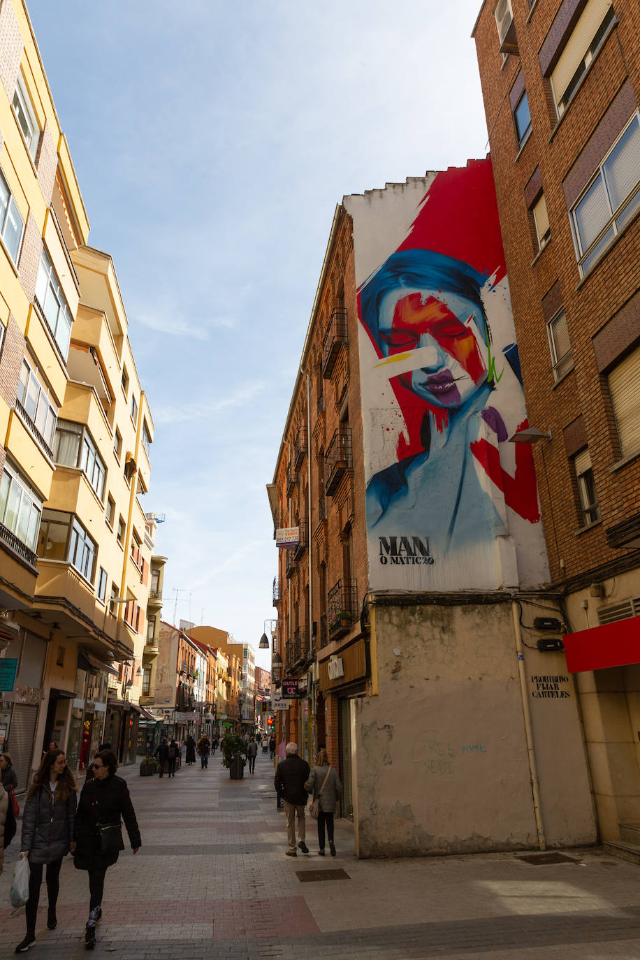 En la céntrica vía comercial de Mantería se encuentra uno de los murales más representativos de Valladolid capital: se trata de una mujer, de ojos cerrados y rostro serio, que ocupa el lateral de uno de los imponentes bloques de la calle. La revista Widewalls ha situado esta obra como uno de los 55 mejores murales y piezas de arte urbano del mundo.