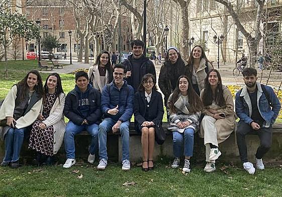 Sesión botánica para distinguir insectos y tipos de oruga de los estudiantes de la Facultad de Medicina con la profesora Armentia en el centro.