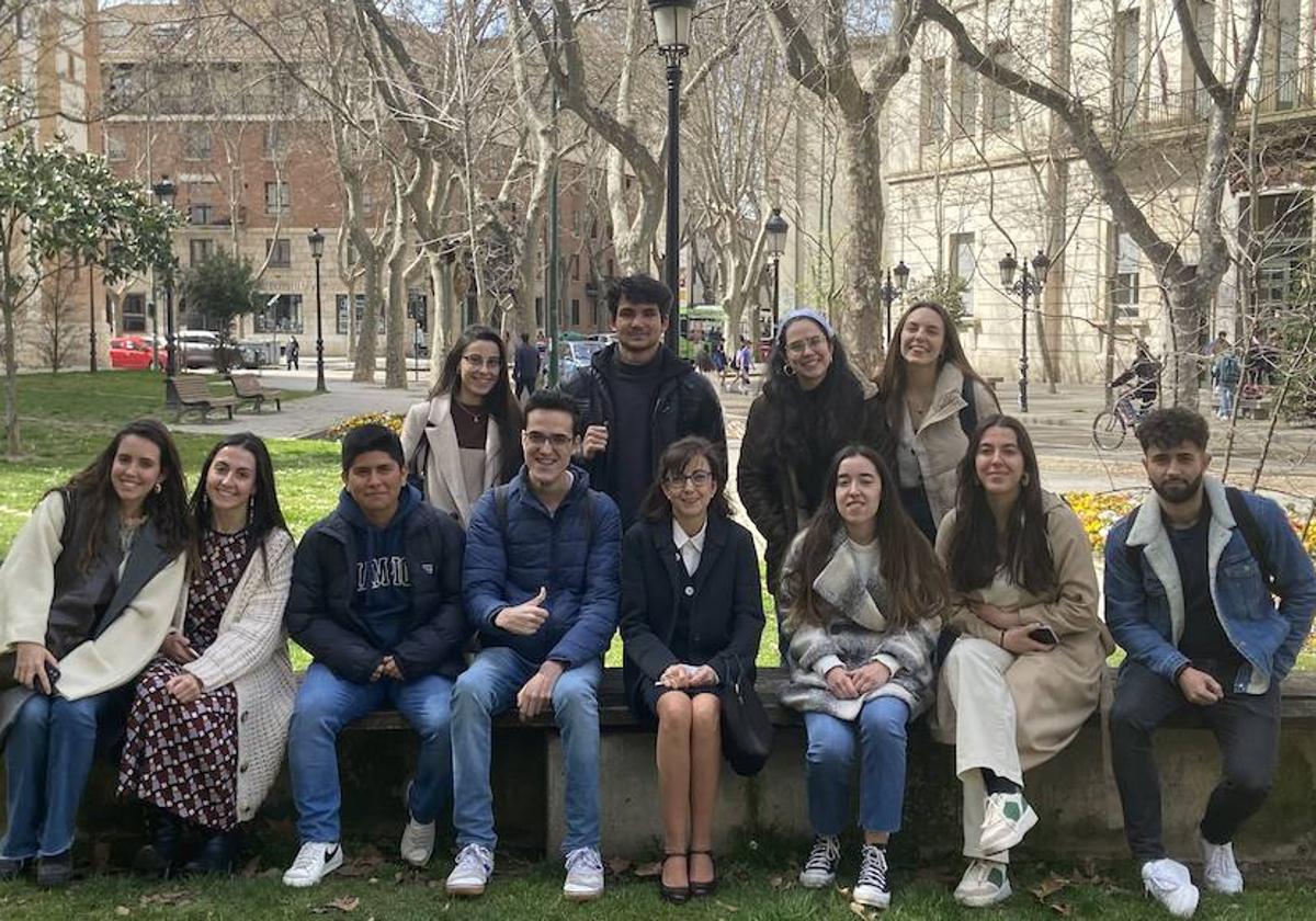 Sesión botánica para distinguir insectos y tipos de oruga de los estudiantes de la Facultad de Medicina con la profesora Armentia en el centro.