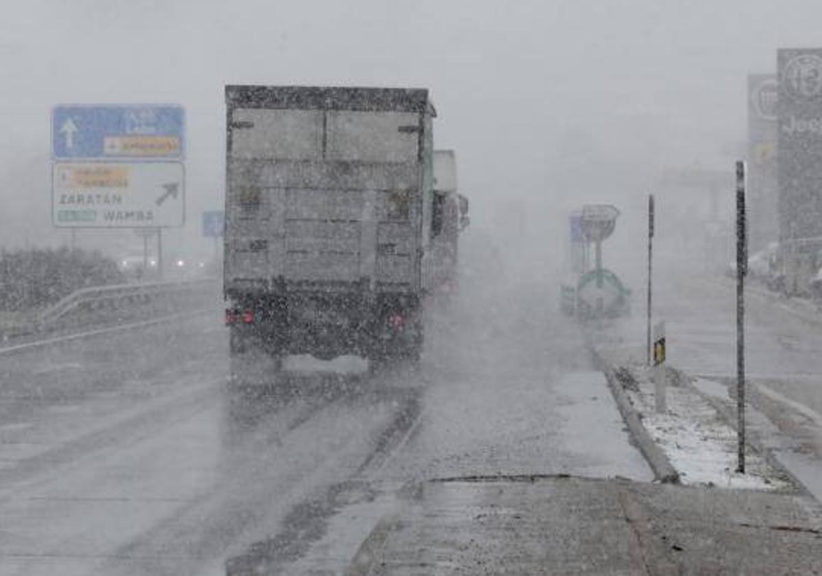 Un camión circula en plena nevada en Valladolid.