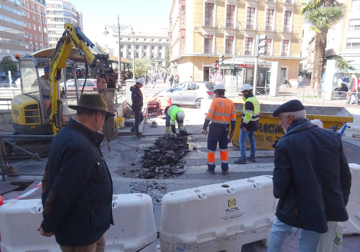 Trabajos para introducir una conducción para las plazas de recarga del aparcamiento de la plaza de España.