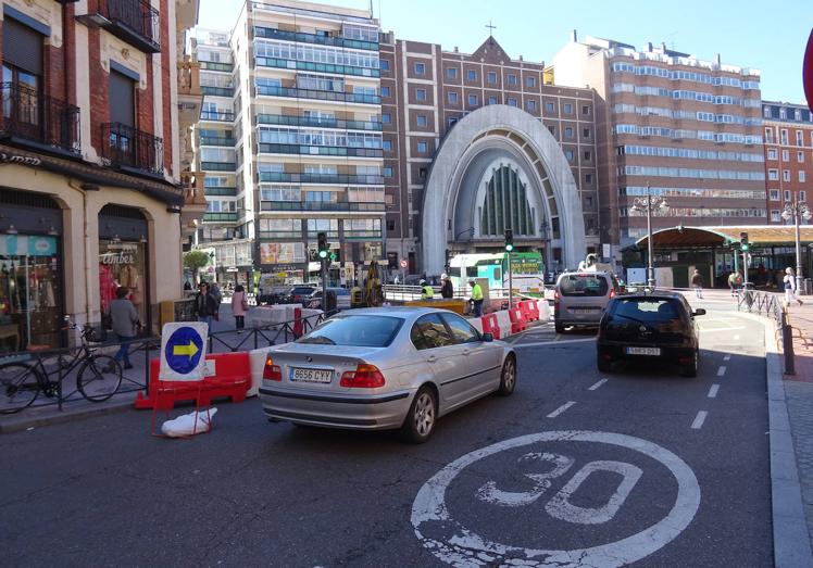 Imagen principal - Obras en superficie y plazas con puntos de recarga de la segunda planta del aparcamiento de la plaza de España.