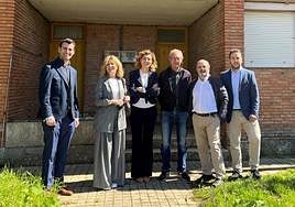El alcalde, David, Esteban, a la izquierda, junto a representantes de la Junta ante una de las viviendas de camineros.