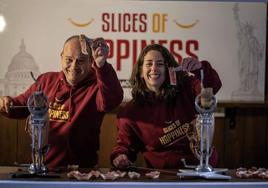 El burgalés, Roberto Gutiérrez, y la arandina, Zulima Esteban, recorren estos días los puntos más emblemáticos de la Nueva York cortando jamón en una 'Food Truck'.