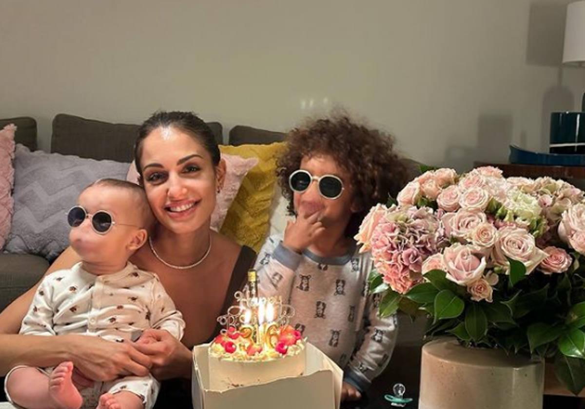 Hiba Abouk acompañada por su dos hijas.