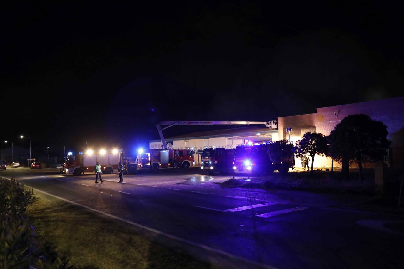 Un incendio destruye decenas de vehículos en Vallelado (Segovia)