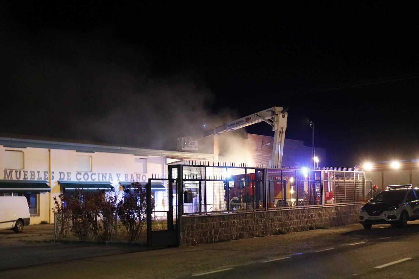 Un incendio destruye decenas de vehículos en Vallelado (Segovia)