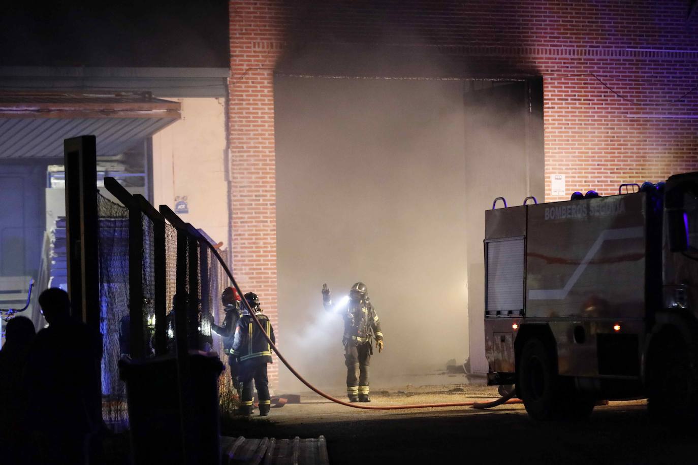 Un incendio destruye decenas de vehículos en Vallelado (Segovia)