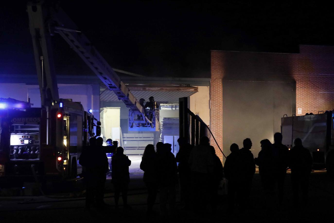 Un incendio destruye decenas de vehículos en Vallelado (Segovia)