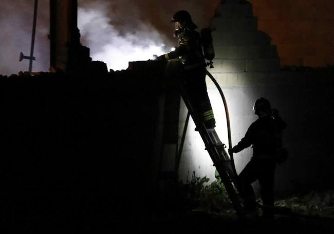 Los bomberos, durante los trabajos de extinción.