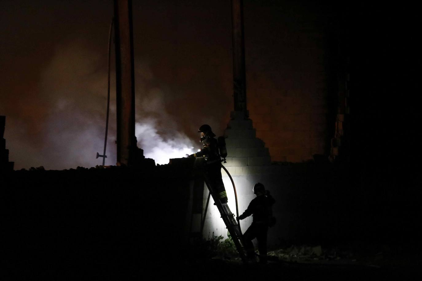 Un incendio destruye decenas de vehículos en Vallelado (Segovia)