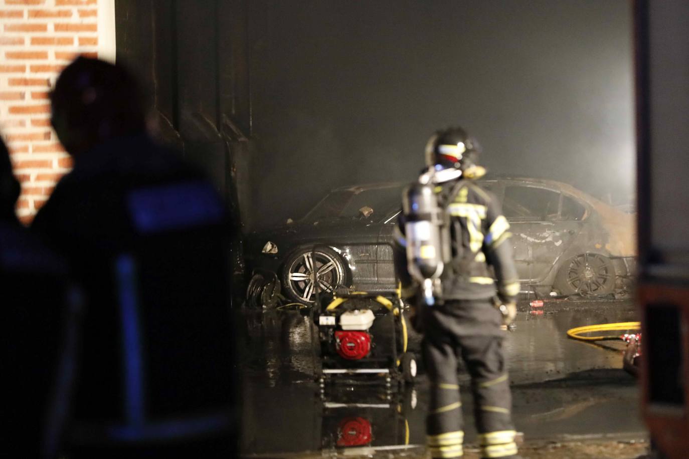 Un incendio destruye decenas de vehículos en Vallelado (Segovia)