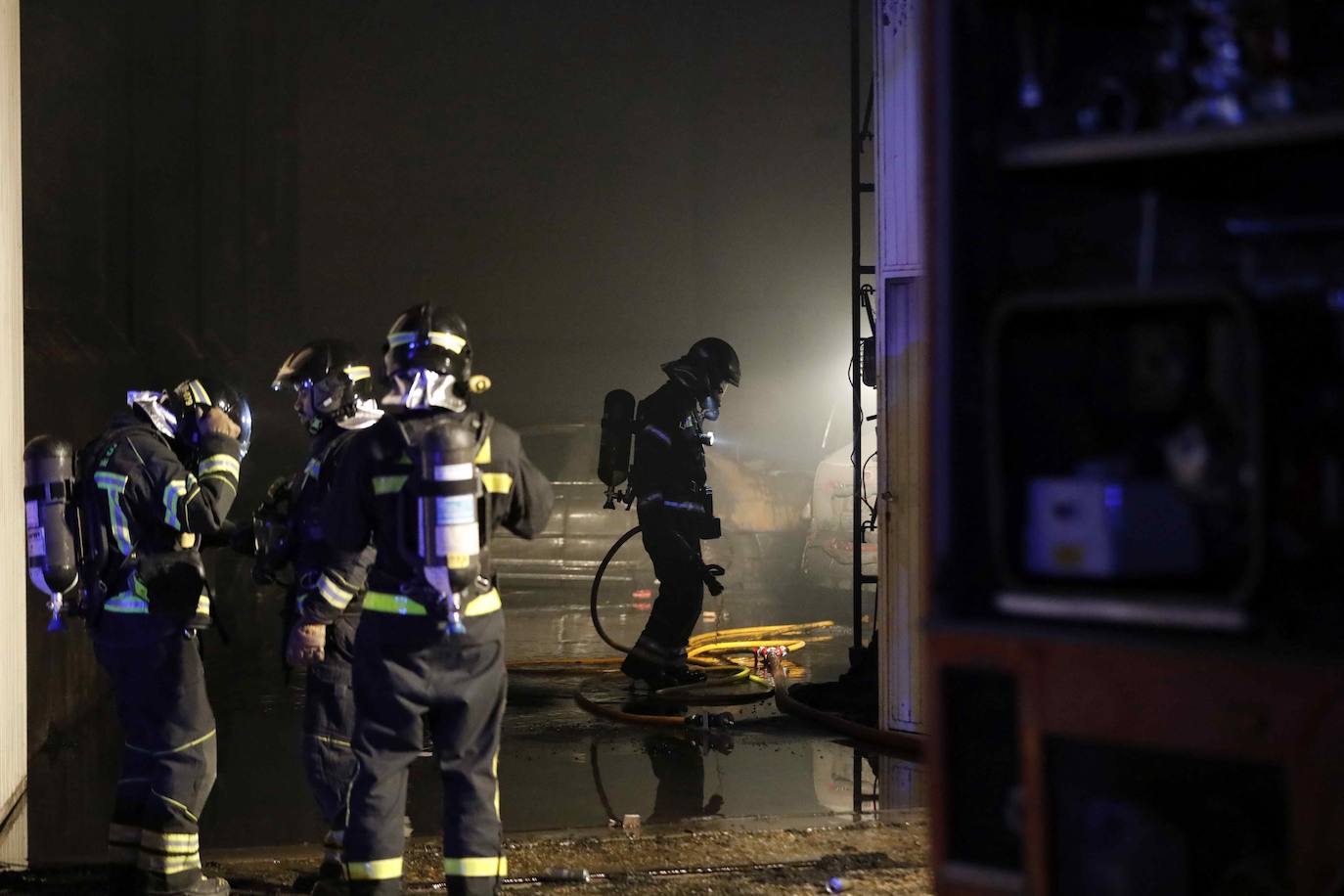 Un incendio destruye decenas de vehículos en Vallelado (Segovia)