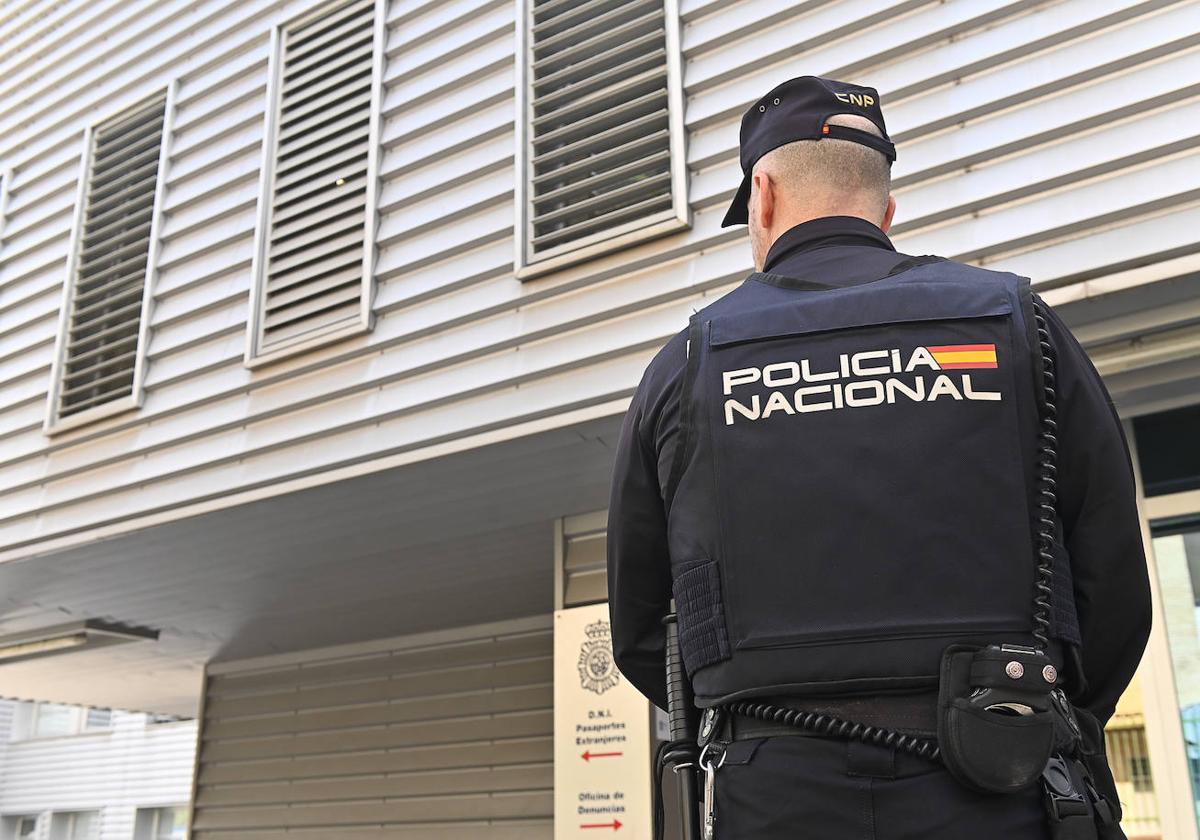 El policía nacional M. M. M., en la comisaría de Las Delicias.