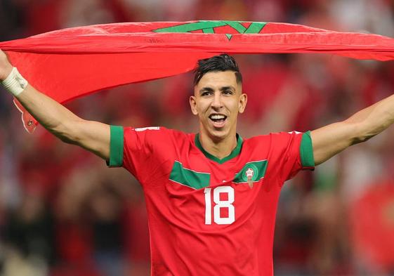 El Yamiq, con la bandera de Marruecos durante el Mundial de Qatar.