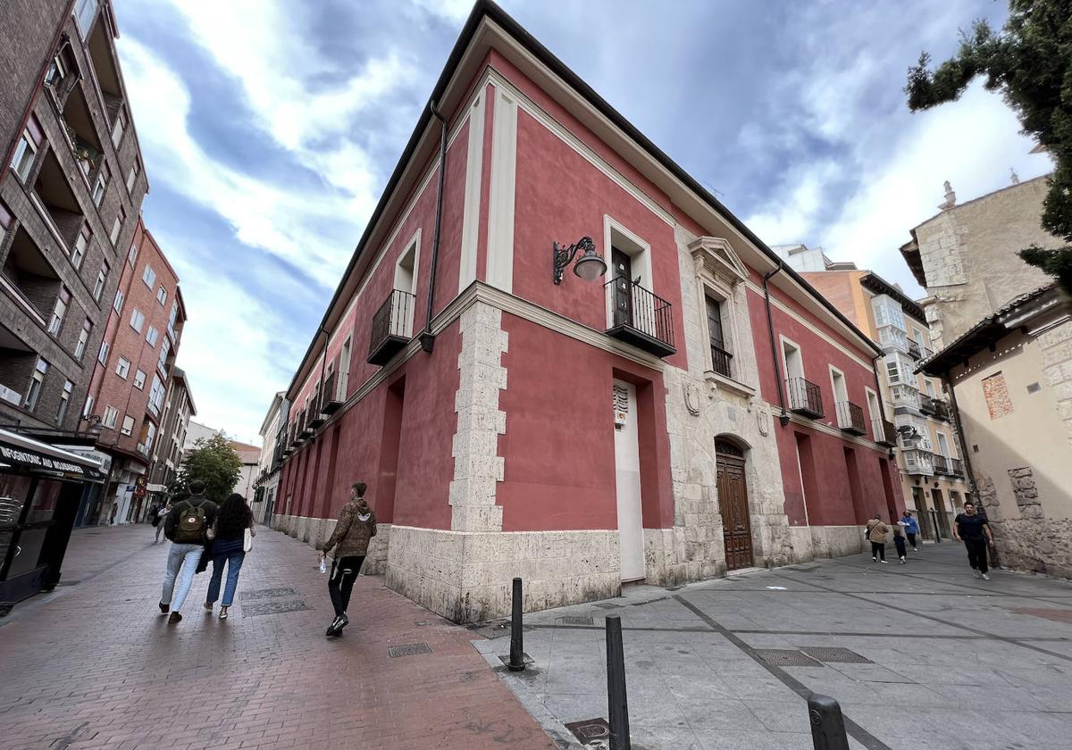 Casa Palacio de los Miranda, edificio del siglo XVI, situado en la confluencia de las calles Santuario con Enrique IV, junto a la plaza del Salvador.