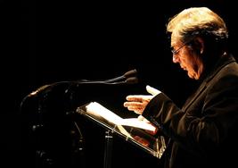 José Antonio Valle Alonso, durante una lectura poética.