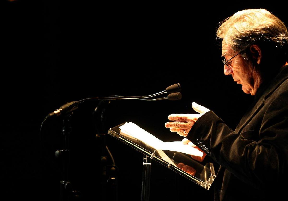 José Antonio Valle Alonso, durante una lectura poética.