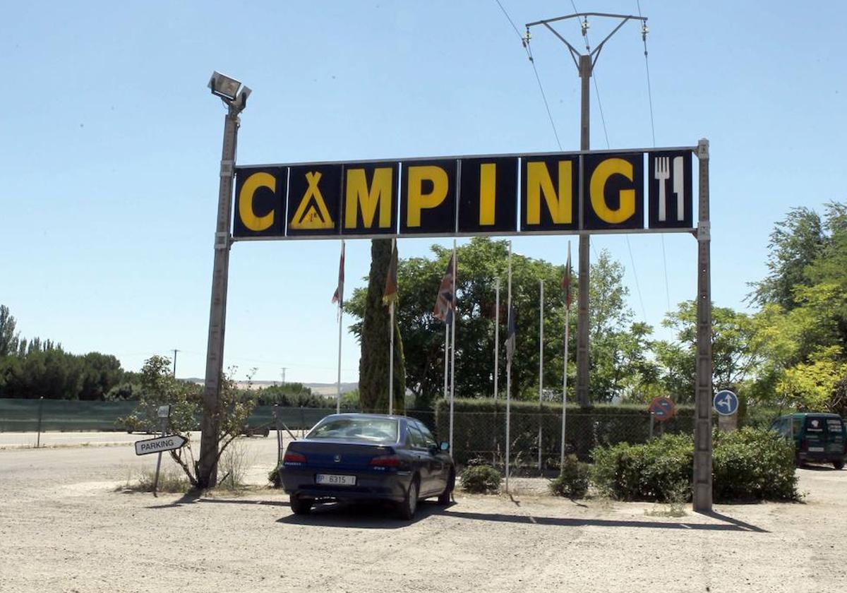 Acceso al camping de Cubillas de Santa Marta.