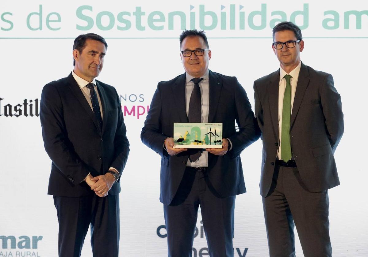 El consejero de Medio Ambiente, Juan Carlos Suárez-Quiñones; el director general de Acor, José Luis Domínguez, que recogió el premio, y el director general de El Norte de Castilla, Goyo Ezama.