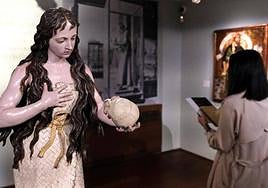 'Santa María Egipciaca', de Luis Salvador Carmona, que sigue el modelo de Pedro de Mena, conservado en el Museo.