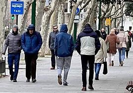 Viandantes se protegen del frío en una calle de Valladolid, en una imagen de archivo.
