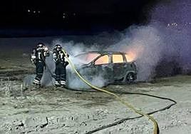 Bomberos de la Diputación, durante la extinción del fuego del vehículo.