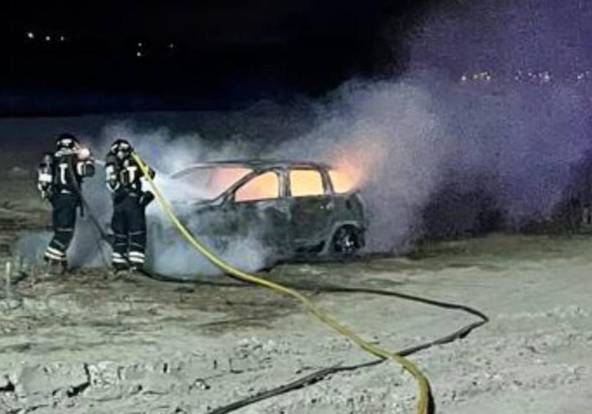 Bomberos de la Diputación, durante la extinción del fuego del vehículo.