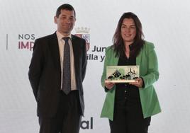 Inés Fernández, de L'Oréal, recoge el galardón que le entregó Paco Hevia, de Galletas Gullón.